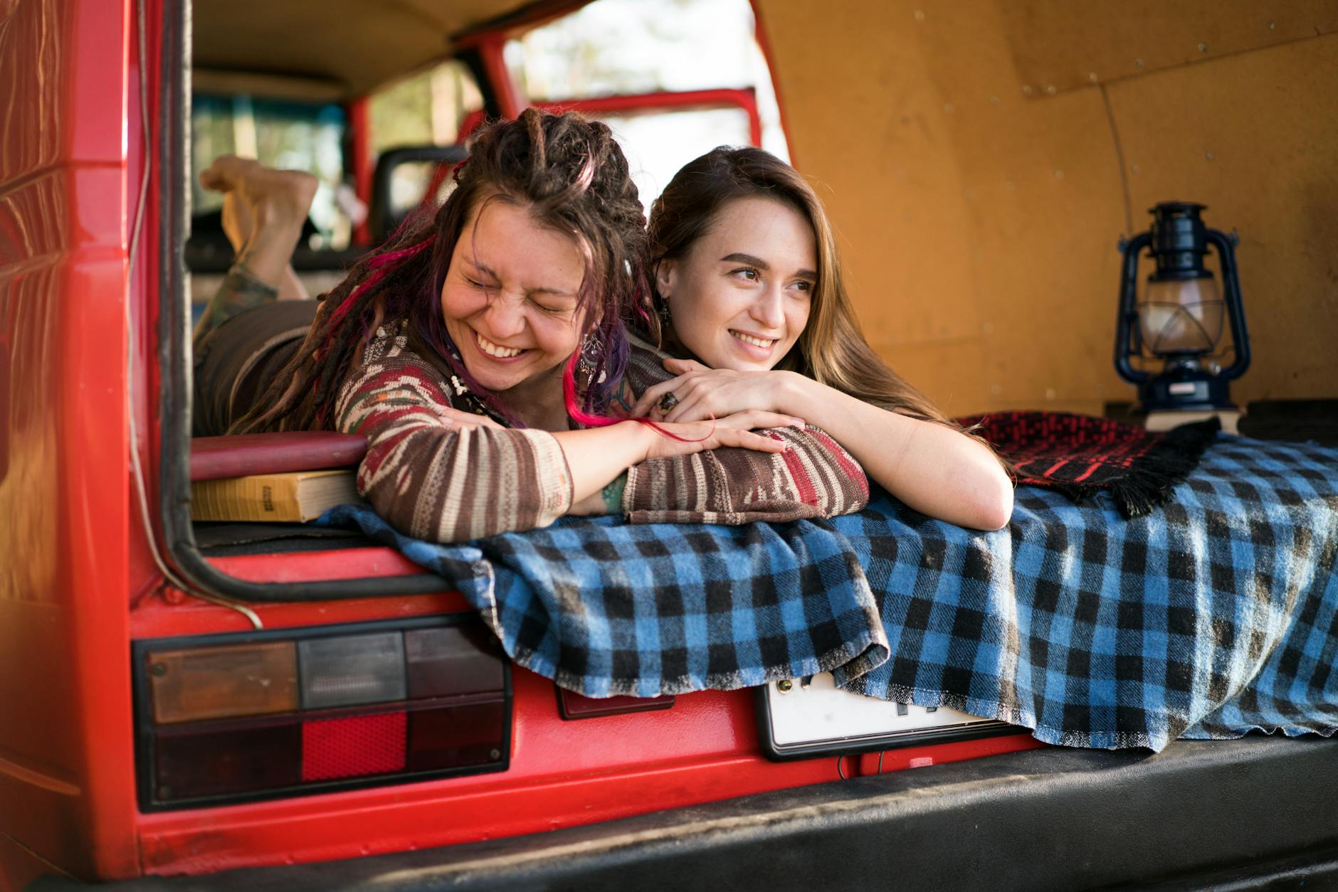 Dwójka przyjaciół uśmiecha się i odpoczywa w busie w czasie podróży