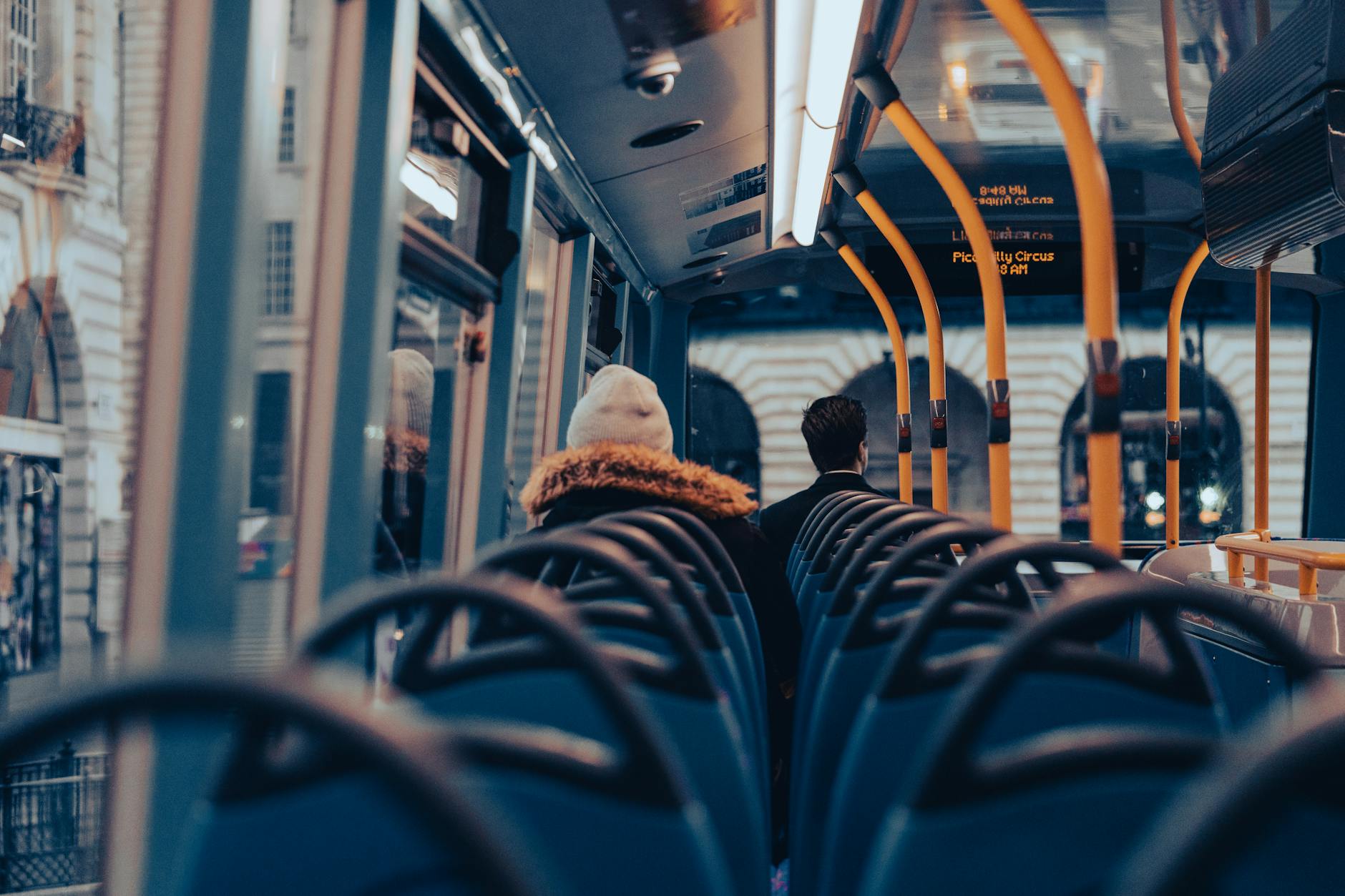 Pasażerowie jadący autobusem miejskim ulicami Londynu