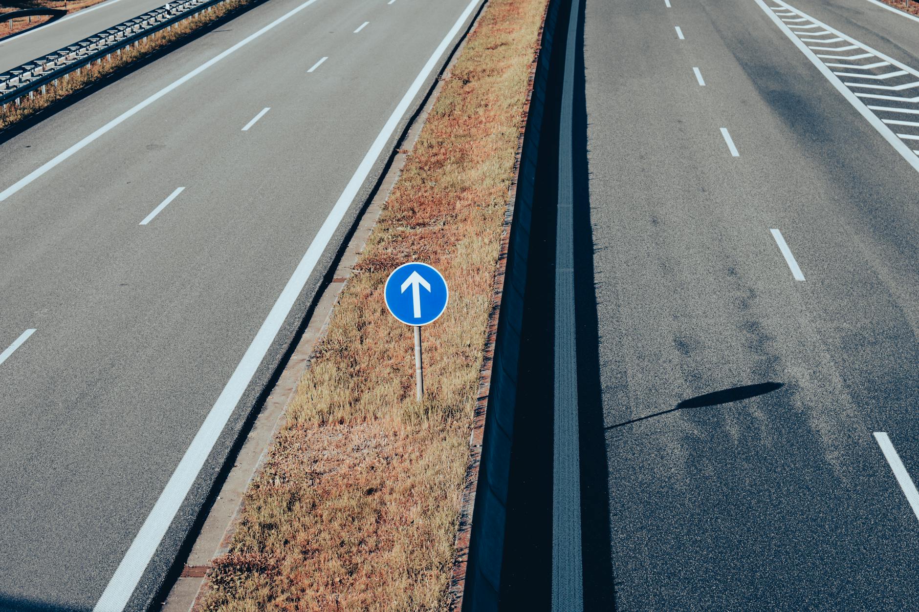 Pusty niemiecki odcinek autostrady z widocznym znakiem kierunkowym