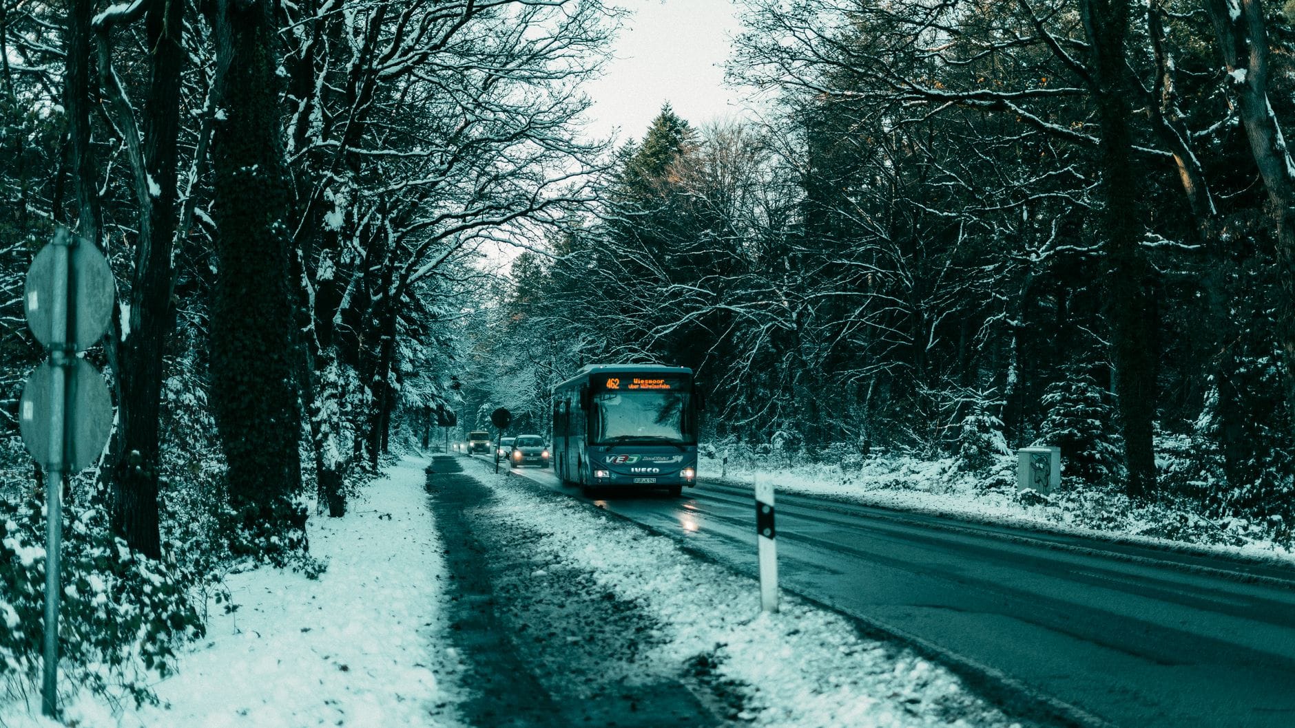 Autobus jedzie ośnieżoną drogą w Niemczech zimą