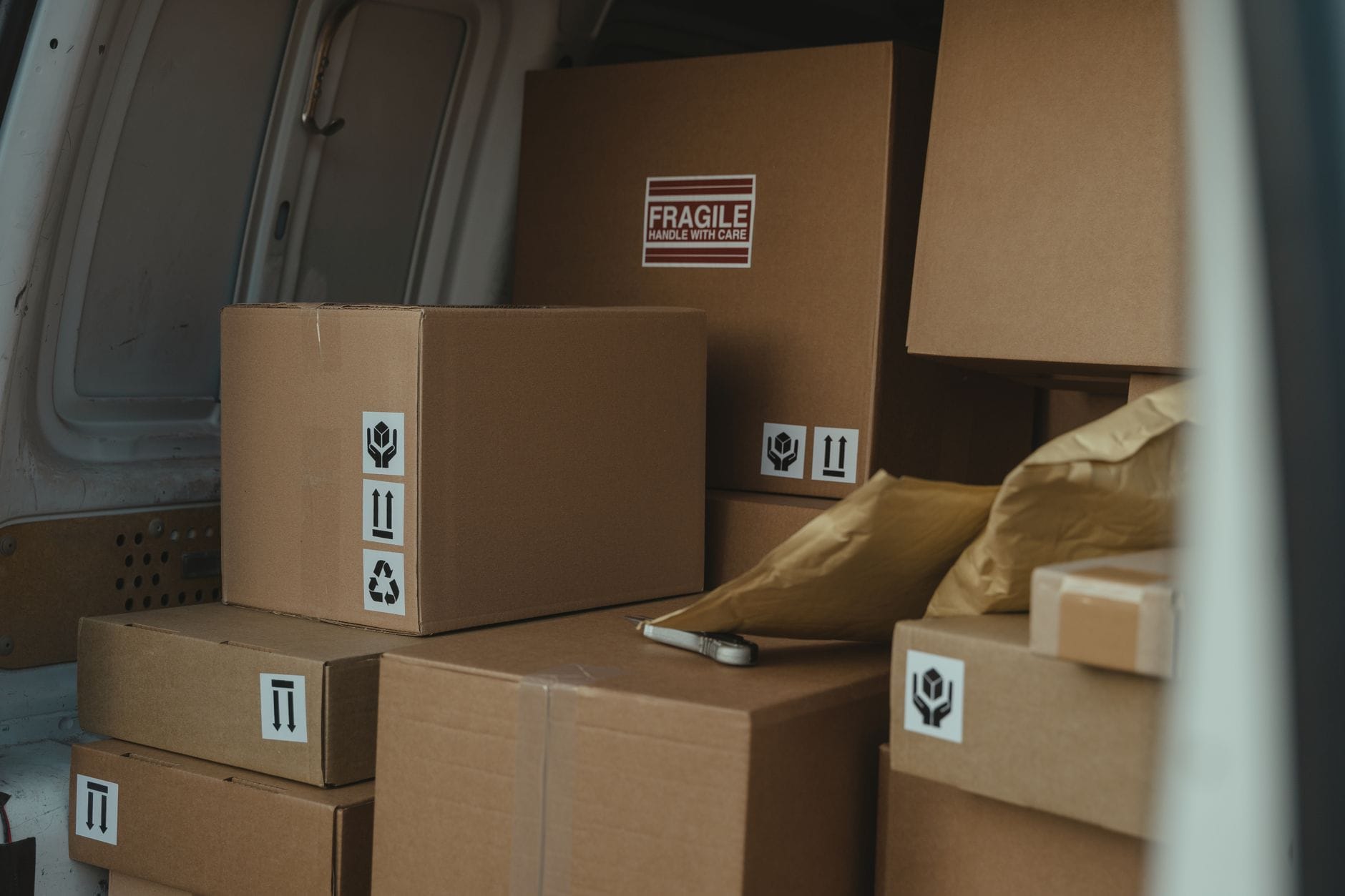 Równo ułożone kartony w busie przeprowadzkowym gotowe do transportu