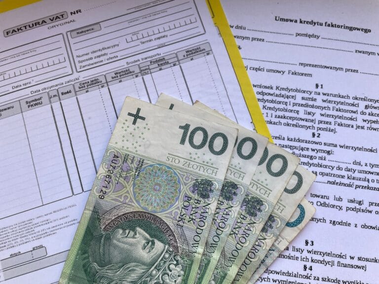 Banknoty 100 złotych na fakturze VAT i