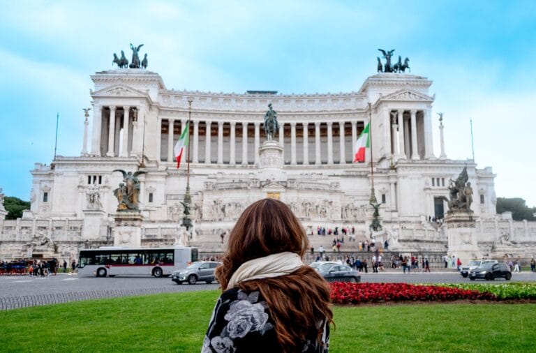 Kobieta przed pomnikiem Il Vittoriano w Rzym